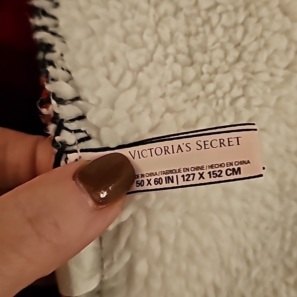 Love Victoria 50 x 60 plaid fleece sherpa Christmas blanket - Picture 6 of 6